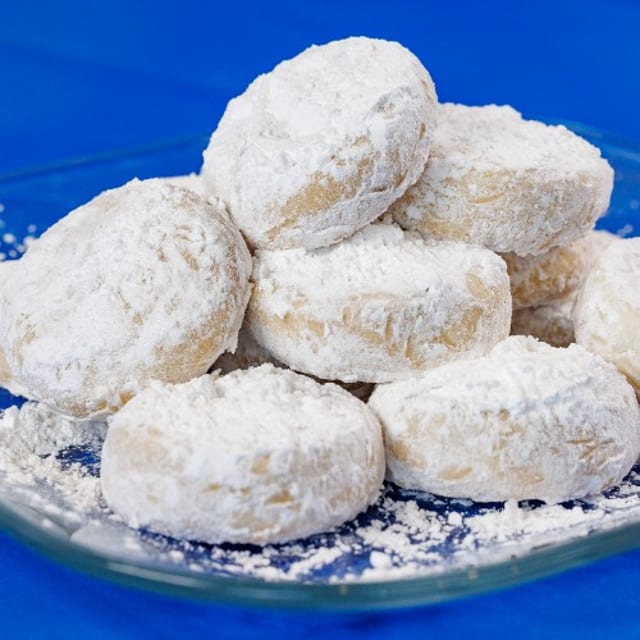 Kourabiethes.