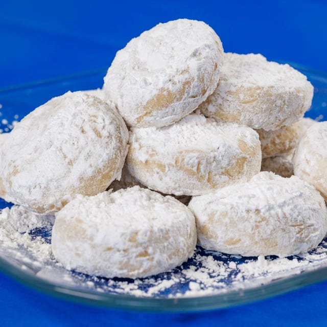 Kourabiethes.